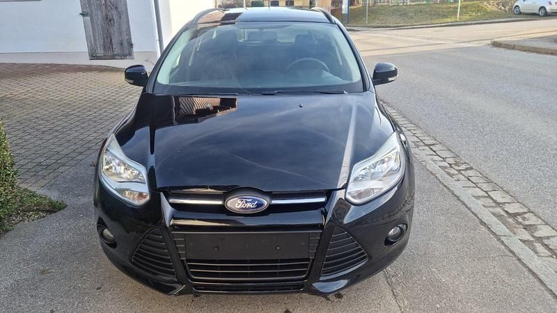 Gebraucht Ford Focus Trend 125 PS (91 kW) 2014 Pantherschwarz metallic Kombi