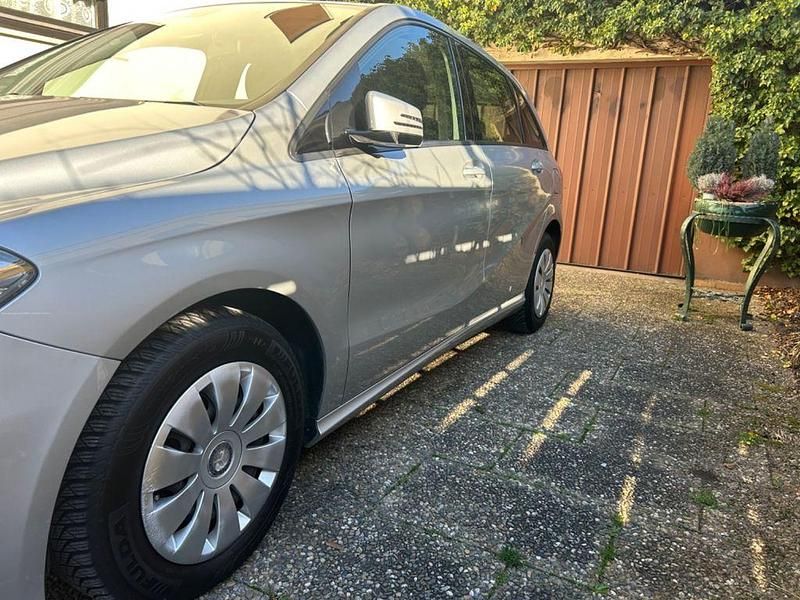 Gebraucht Mercedes B180 122 PS (89 kW) 2013 Silber Van / Kleinbus