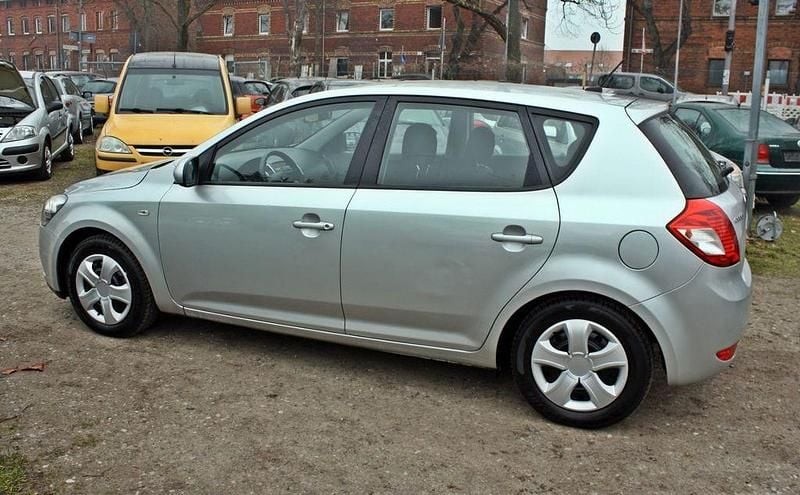 Second-hand Kia Ceed 90 CP (66 kW) 2012 Argintiu Hatchback