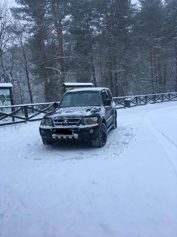 Schwarz Gebraucht 2005 Mitsubishi Pajero Top SUV | 8.900 € (Fairer Preis) - Bild 1/4