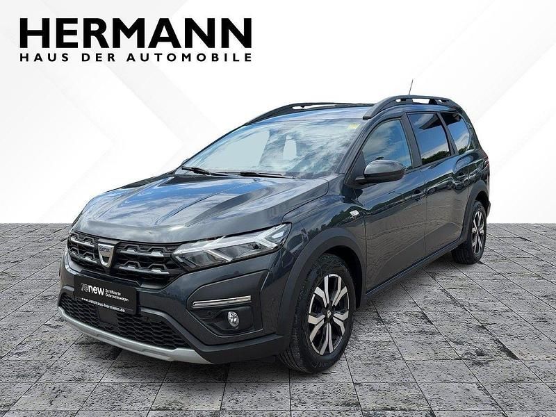 Grau Gebraucht 2022 Dacia Jogger Comfort Van / Kleinbus | 17.988 € (Fairer Preis) - Bild 1/4