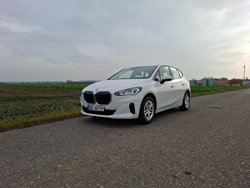 Weiß Gebraucht 2023 BMW 216 Active Tourer Van / Kleinbus | 21.900 € (Superpreis) - Bild 1/4