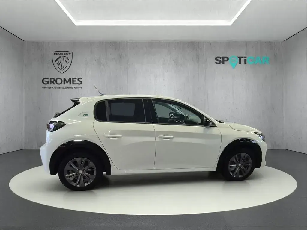 Gebraucht Peugeot e-208 Allure 100 kW (136 PS) 2023 Schneeweiss Kleinwagen