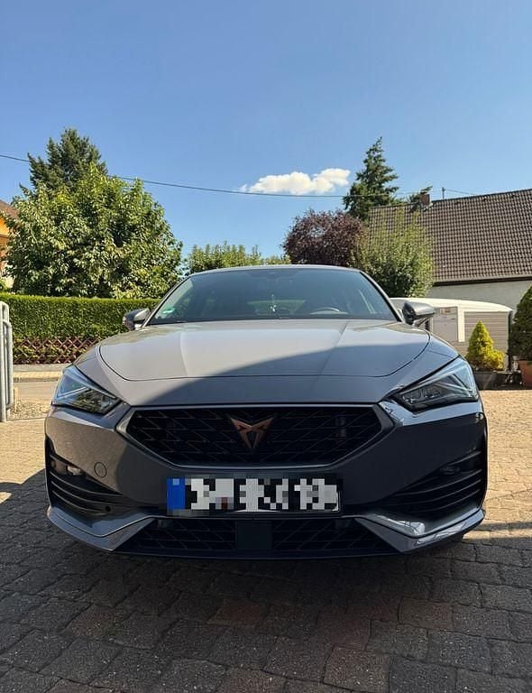 Grau Gebraucht 2022 Cupra Leon VZ Limousine | 25.800 € (Fairer Preis) - Bild 1/4