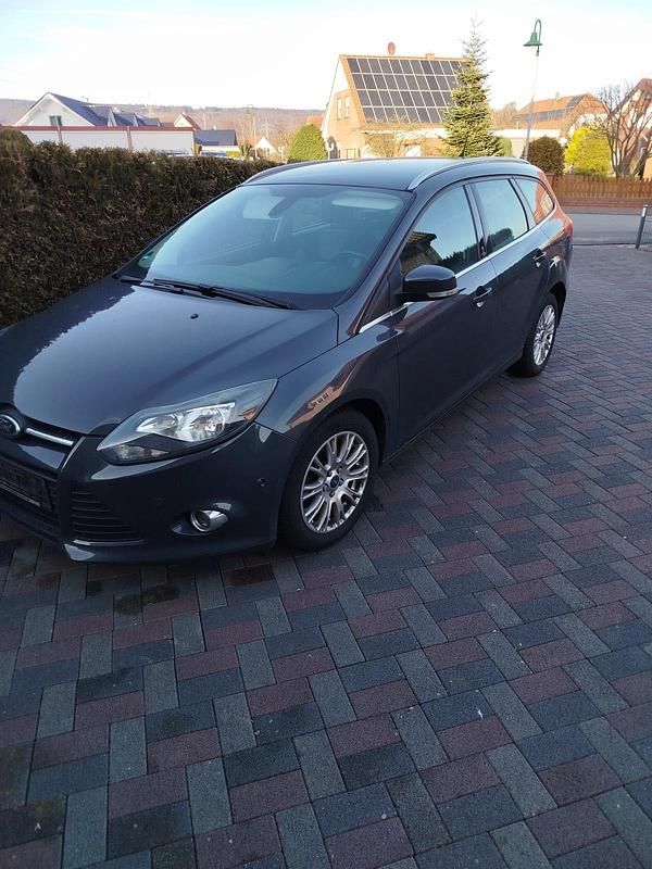 Grau Gebraucht 2012 Ford Focus Kombi | 3.300 € (Fairer Preis) - Bild 1/4