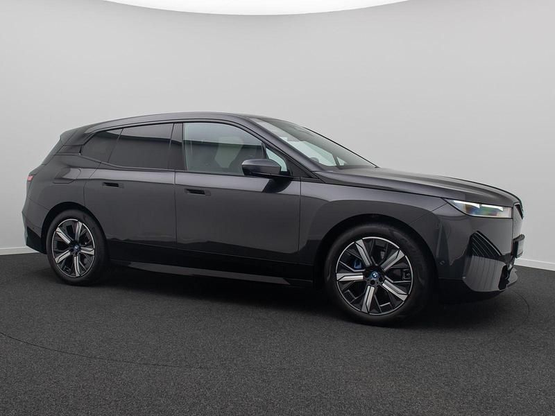 Gebraucht BMW iX Performance 239 kW (326 PS) 2022 Sophistograu brillanteffekta9 SUV