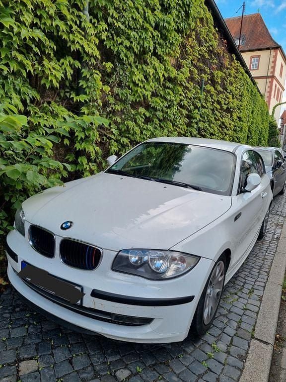 Weiß Gebraucht 2011 BMW 116 Kleinwagen | 3.950 € (Guter Preis) - Bild 1/4