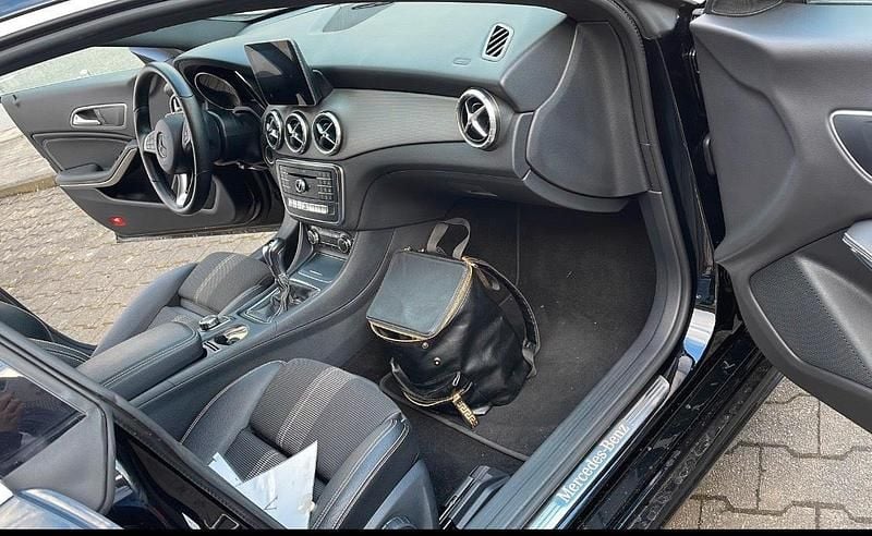 Gebraucht Mercedes CLA180 122 PS (89 kW) 2016 Schwarz Limousine