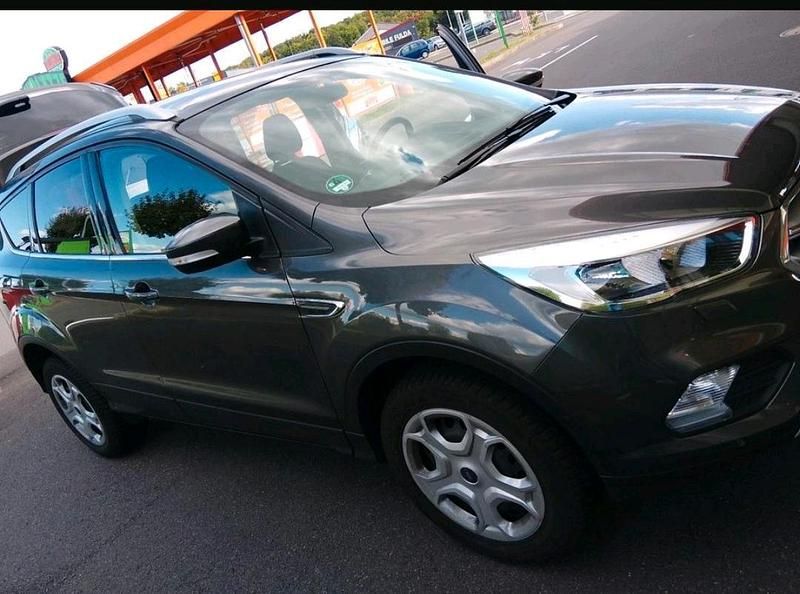 Gebraucht Ford Kuga 120 PS (88 kW) 2018 Grau SUV