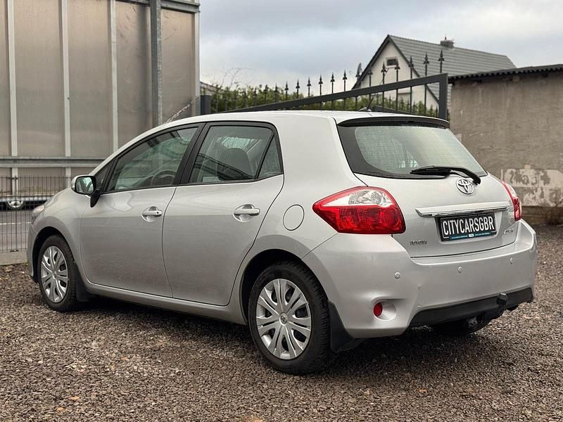 Gebraucht Toyota Auris Life+ 132 PS (97 kW) 2011 Silber Kleinwagen