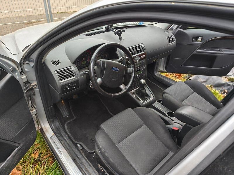 Gebraucht Ford Mondeo Ghia 110 PS (80 kW) 2002 Silber Kombi