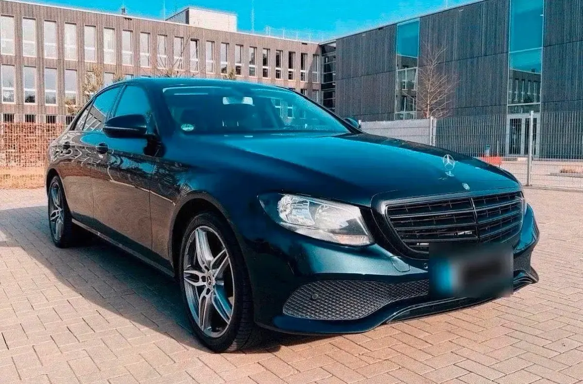 Gebraucht Mercedes E220 AMG 194 PS (142 kW) 2016 Grün Limousine