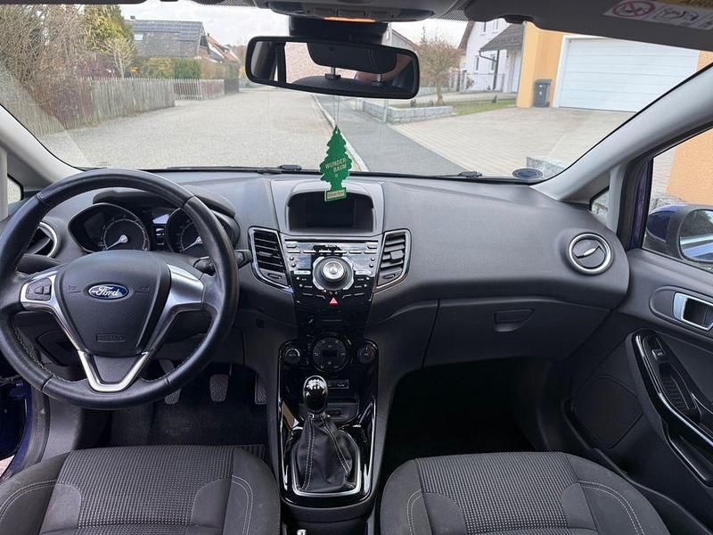 Gebraucht Ford Fiesta Titanium 125 PS (91 kW) 2015 Blau Limousine
