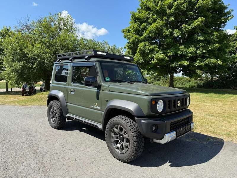 Grün Gebraucht 2018 Suzuki Jimny Comfort+ SUV | 30.900 € (Fairer Preis) - Bild 1/4
