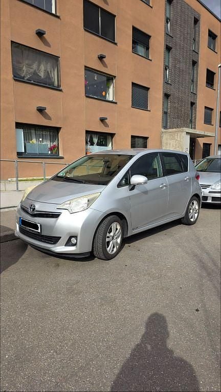 Gebraucht Toyota Verso-S 99 PS (72 kW) 2011 Silber Van / Kleinbus