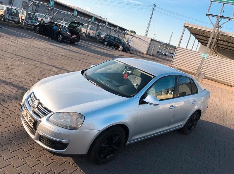 Gebraucht VW Jetta 102 PS (75 kW) 2006 Silber Limousine