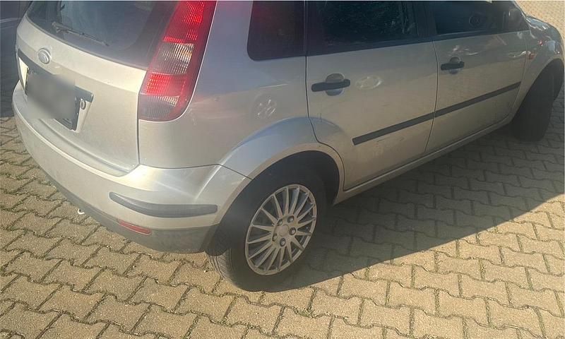 Silber Gebraucht 2004 Ford Fiesta Kleinwagen | 300 € - Bild 1/4
