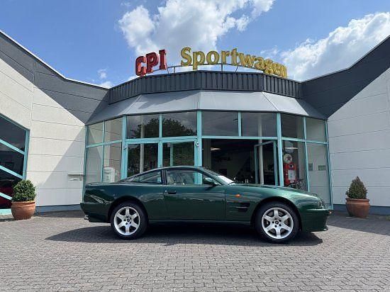 Grün (metallic) Gebraucht 1999 Aston Martin V8 Coupé | 100.000 € - Bild 1/4