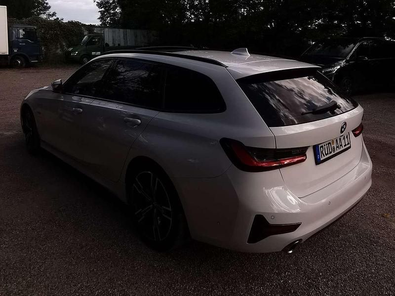 Weiß Gebraucht 2021 BMW 330e Sport Line Kombi | 31.900 € (Fairer Preis) - Bild 1/4