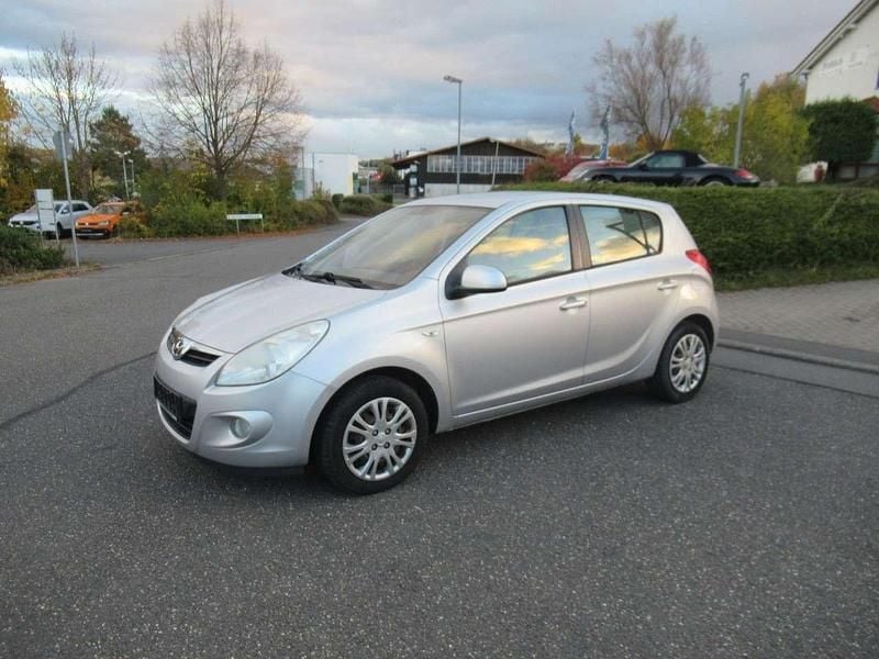 Silber Gebraucht 2009 Hyundai i20 Kleinwagen | 2.500 € (Superpreis) - Bild 1/4