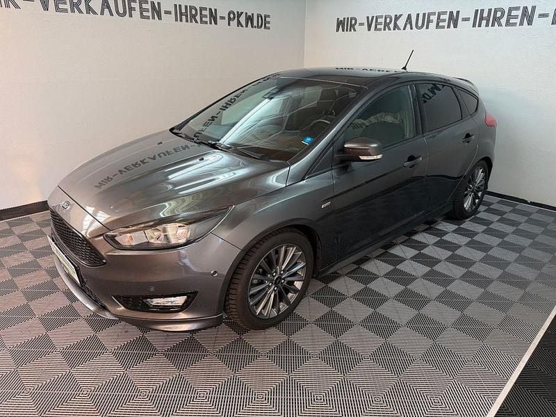 Grau Gebraucht 2017 Ford Focus ST-Line Limousine | 14.500 € (Fairer Preis) - Bild 1/4