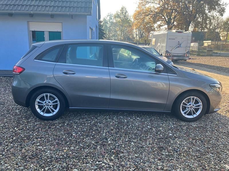 Gebraucht Mercedes 180 136 PS (100 kW) 2019 Grau Limousine