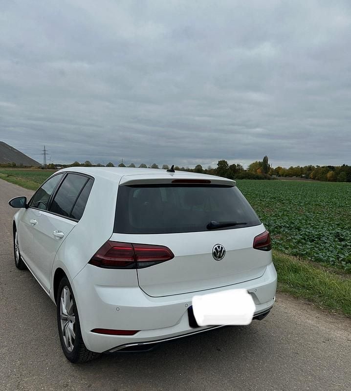 Weiß Gebraucht 2017 VW Golf VII Limousine | 13.000 € (Etwas zu teuer) - Bild 1/4