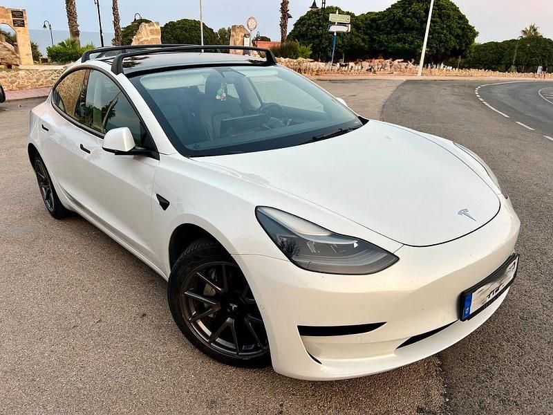 Weiß Gebraucht 2021 Tesla Model 3 Standard Range Plus Limousine | 23.100 € (Fairer Preis) - Bild 1/4