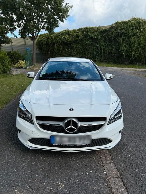 Weiß Gebraucht 2018 Mercedes CLA220 Limousine | 18.500 € (Fairer Preis) - Bild 1/4