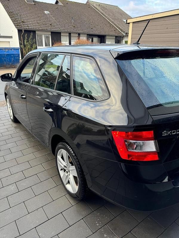Schwarz Gebraucht 2017 Skoda Fabia Kombi | 5.600 € (Guter Preis) - Bild 1/4