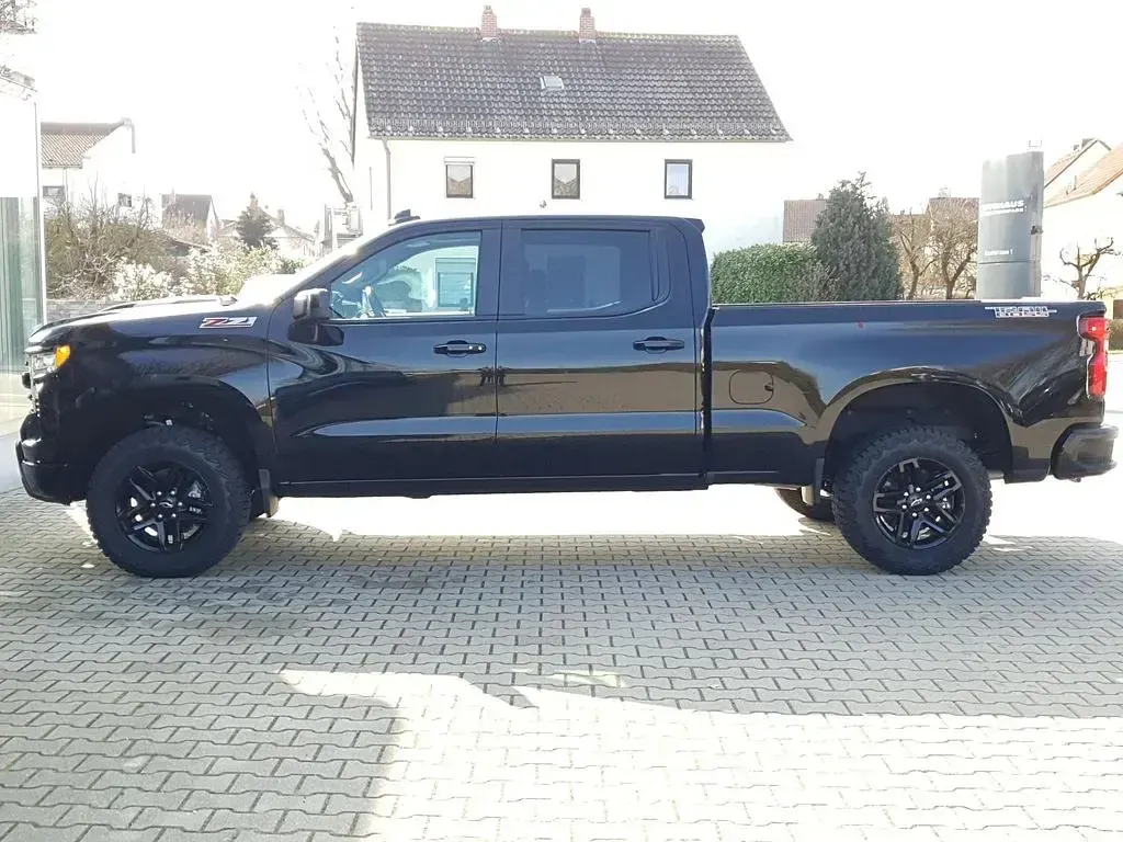 Neu Chevrolet Silverado 360 PS (264 kW) 2025 Schwarz SUV