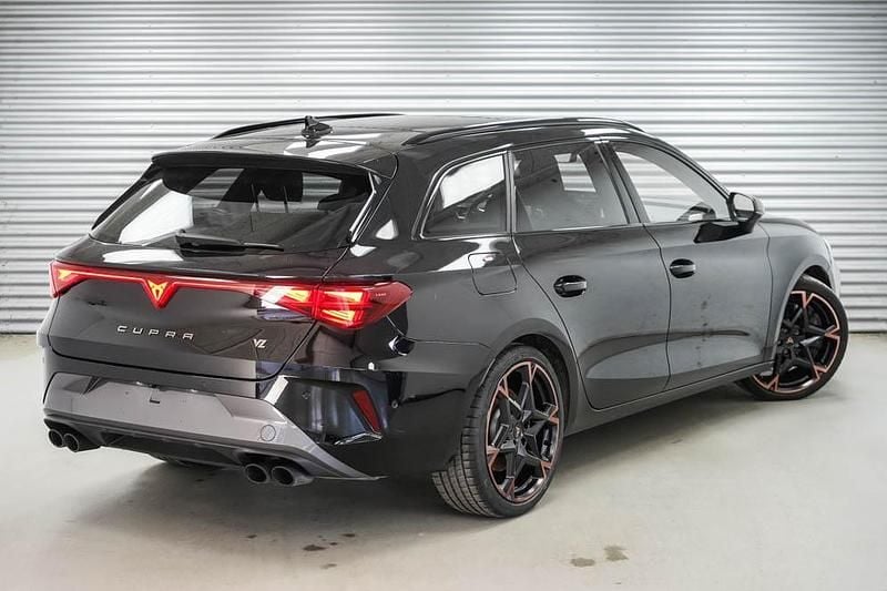 Gebraucht Cupra Leon VZ 333 PS (244 kW) 2025 Midnight black metallic (0e)
