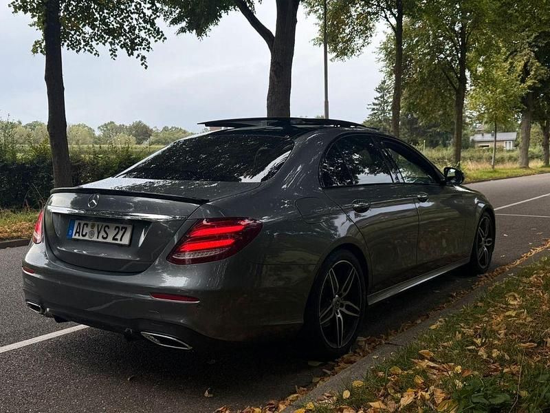 Grau Gebraucht 2018 Mercedes E220 Limousine | 22.900 € (Superpreis) - Bild 1/4