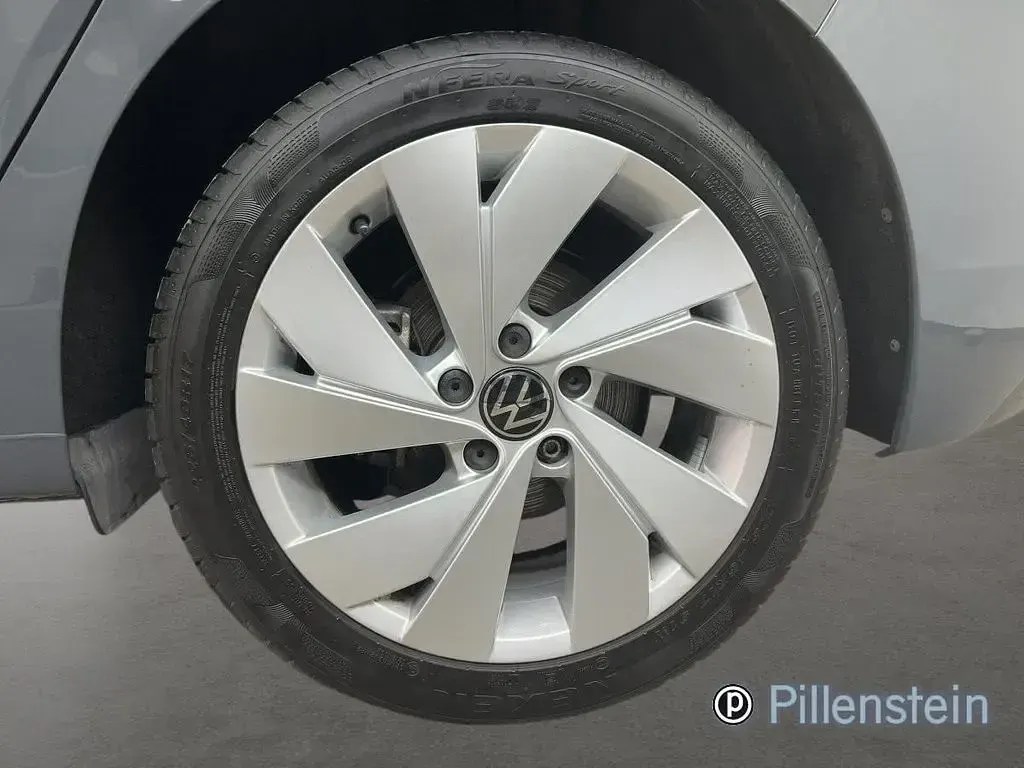 Gebraucht VW Golf VIII Style 150 PS (110 kW) 2025 Grau Limousine