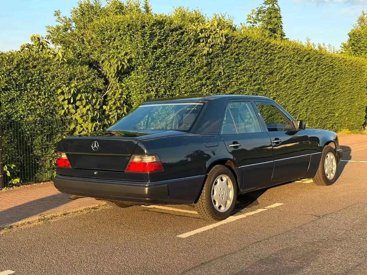 Gebraucht Mercedes E220 150 PS (110 kW) 1993 Blau Limousine