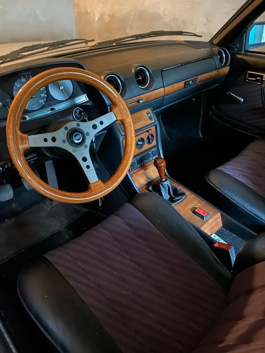 Gebraucht Mercedes 230 136 PS (100 kW) 1982 Silber Coupé