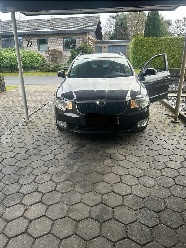 Schwarz Gebraucht 2012 Skoda Superb Kombi | 4.799 € (Guter Preis) - Bild 1/4