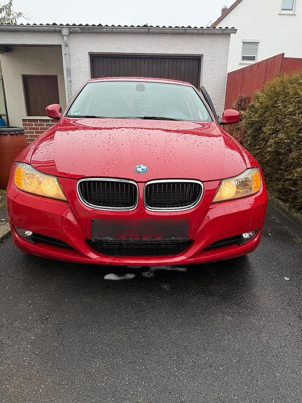 Rot Gebraucht 2011 BMW 320 Limousine | 6.150 € (Fairer Preis) - Bild 1/4