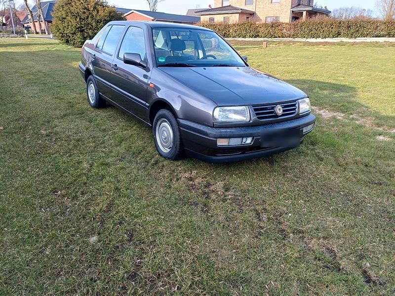 Gebraucht VW Vento 90 PS (66 kW) 1992 Grau Limousine