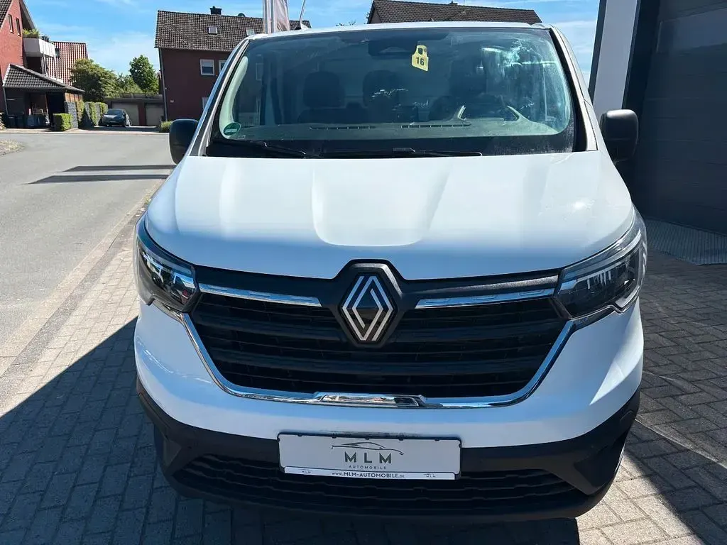 Używany Renault Trafic 131 KM (96 kW) 2024 Biały Minivan