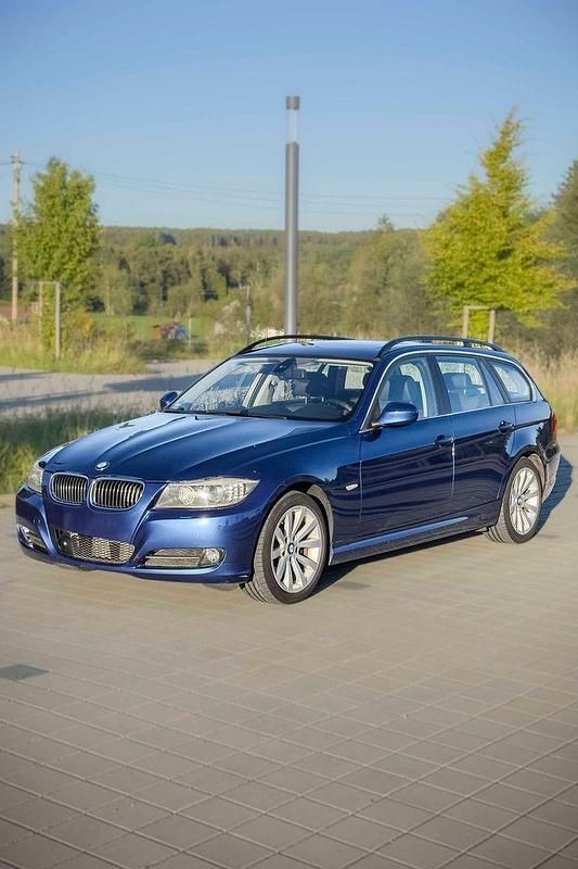 Blau Gebraucht 2009 BMW 330 Kombi | 10.499 € (Fairer Preis) - Bild 1/4