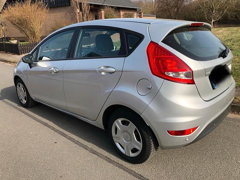 Gebraucht Ford Fiesta 71 PS (52 kW) 2012 Silber Kleinwagen