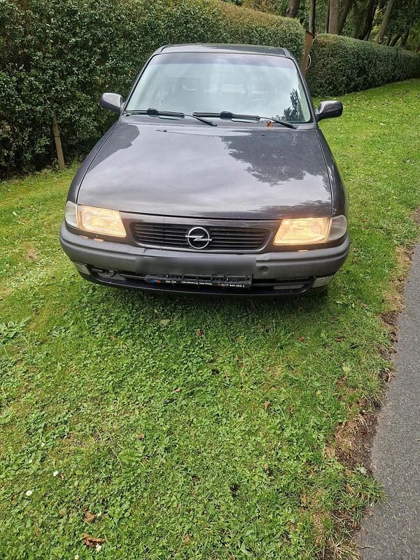 Grau Gebraucht 1996 Opel Astra Kleinwagen | 650 € (Guter Preis) - Bild 1/4
