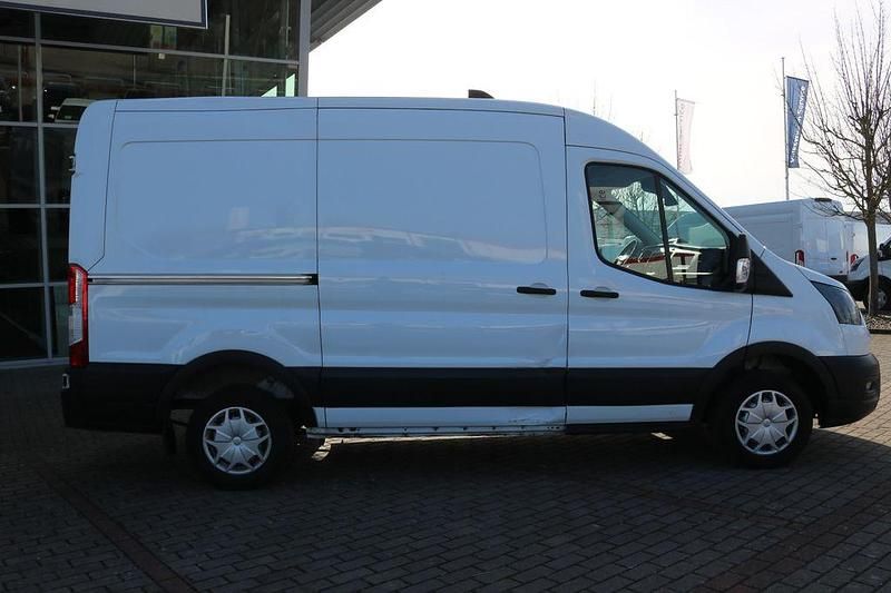 Gebraucht Ford Transit Trend 131 PS (96 kW) 2023 Weiß Limousine