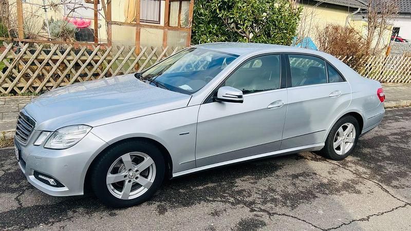 Gebraucht Mercedes E220 Avantgarde 170 PS (125 kW) 2009 Silber Limousine