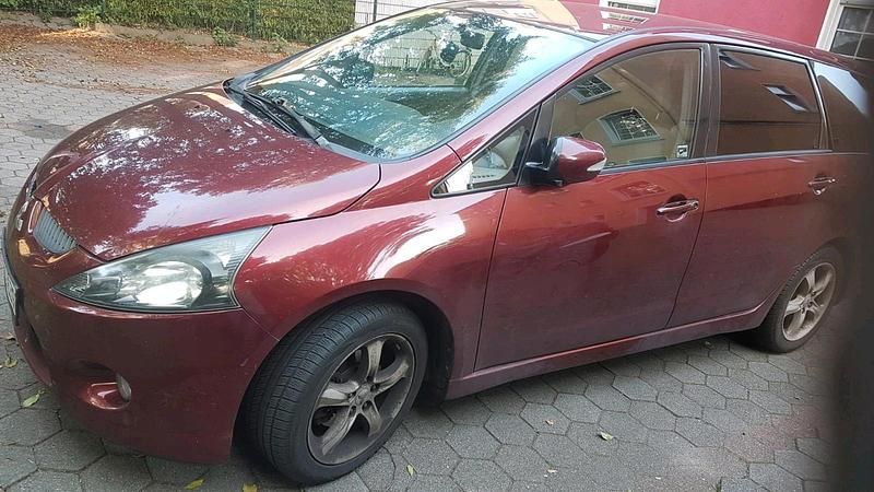 Rot Gebraucht 2004 Mitsubishi Grandis Van / Kleinbus | 3.500 € (Fairer Preis) - Bild 1/4