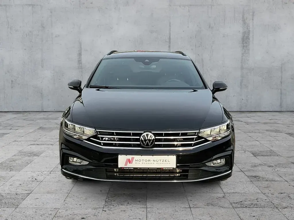 Gebraucht VW Passat Business 200 PS (147 kW) 2023 Deep black perleffekt Kombi