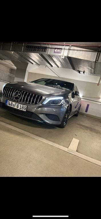Grau Gebraucht 2015 Mercedes A180 Urban Limousine | 11.100 € (Fairer Preis) - Bild 1/2