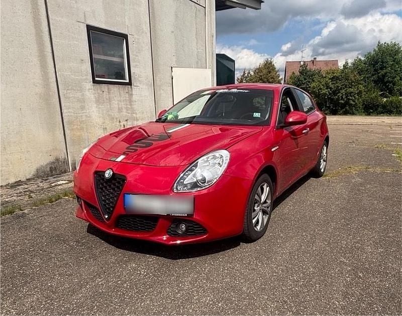 Rot Gebraucht 2011 Alfa Romeo Giulietta Turismo Kleinwagen | 3.500 € (Guter Preis) - Bild 1/4