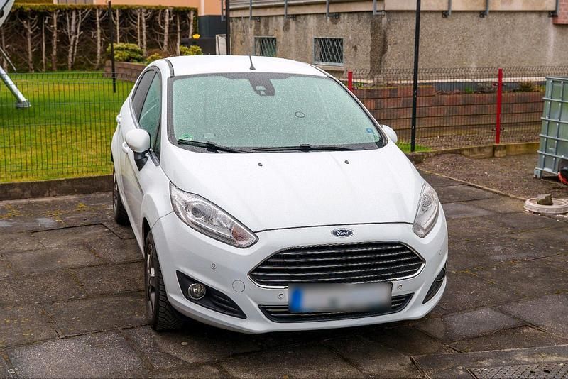 Gebraucht Ford Fiesta 125 PS (91 kW) 2015 Weiß Kleinwagen